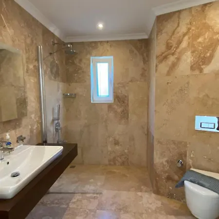 7 Bedroom 5252